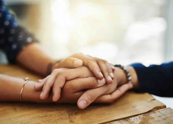 Soutien et réconfort par une poignée de main lors d'une période de deuil.